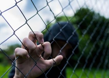 𝐈𝐍𝐓𝐄𝐑𝐍𝐀𝐍 𝐀 𝐀𝐃𝐎𝐋𝐄𝐒𝐂𝐄𝐍𝐓𝐄 𝐏𝐎𝐑 𝐂𝐎𝐌𝐄𝐑𝐂𝐈𝐀𝐋𝐈𝐙𝐀𝐑 𝐂𝐎𝐍 𝐃𝐑𝐎𝐆𝐑𝐀