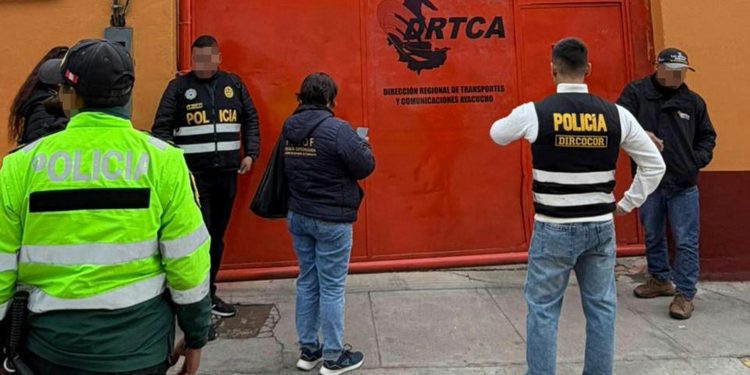 𝗙𝗜𝗦𝗖𝗔𝗟Í𝗔 𝗔𝗡𝗧𝗜𝗖𝗢𝗥𝗥𝗨𝗣𝗖𝗜Ó𝗡 𝗗𝗘𝗧𝗜𝗘𝗡𝗘 𝗔 𝗢𝗖𝗛𝗢 𝗣𝗘𝗥𝗦𝗢𝗡𝗔𝗦 𝗣𝗢𝗥 𝗣𝗥𝗘𝗦𝗨𝗡𝗧𝗔 𝗘𝗫𝗣𝗘𝗗𝗜𝗖𝗜Ó𝗡 𝗜𝗟𝗘𝗚𝗔𝗟 𝗗𝗘 𝗟𝗜𝗖𝗘𝗡𝗖𝗜𝗔𝗦 𝗗𝗘 𝗖𝗢𝗡𝗗𝗨𝗖𝗜𝗥 𝗘𝗡 𝗔𝗬𝗔𝗖𝗨𝗖𝗛𝗢