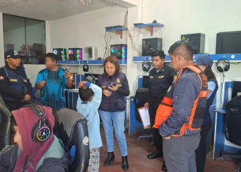 𝗙𝗜𝗦𝗖𝗔𝗟𝗜́𝗔 𝗛𝗔𝗟𝗟𝗔 𝗔 𝗡𝗜𝗡̃𝗢 𝗘𝗡 𝗖𝗔𝗕𝗜𝗡𝗔 𝗗𝗘 𝗜𝗡𝗧𝗘𝗥𝗡𝗘𝗧 𝗗𝗨𝗥𝗔𝗡𝗧𝗘 𝗛𝗢𝗥𝗔𝗥𝗜𝗢 𝗘𝗦𝗖𝗢𝗟𝗔𝗥 𝗘𝗡 𝗔𝗡𝗗𝗥𝗘́𝗦 𝗔𝗩𝗘𝗟𝗜𝗡𝗢 𝗖𝗔́𝗖𝗘𝗥𝗘𝗦