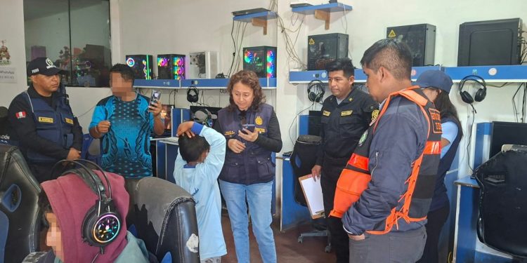 𝗙𝗜𝗦𝗖𝗔𝗟𝗜́𝗔 𝗛𝗔𝗟𝗟𝗔 𝗔 𝗡𝗜𝗡̃𝗢 𝗘𝗡 𝗖𝗔𝗕𝗜𝗡𝗔 𝗗𝗘 𝗜𝗡𝗧𝗘𝗥𝗡𝗘𝗧 𝗗𝗨𝗥𝗔𝗡𝗧𝗘 𝗛𝗢𝗥𝗔𝗥𝗜𝗢 𝗘𝗦𝗖𝗢𝗟𝗔𝗥 𝗘𝗡 𝗔𝗡𝗗𝗥𝗘́𝗦 𝗔𝗩𝗘𝗟𝗜𝗡𝗢 𝗖𝗔́𝗖𝗘𝗥𝗘𝗦